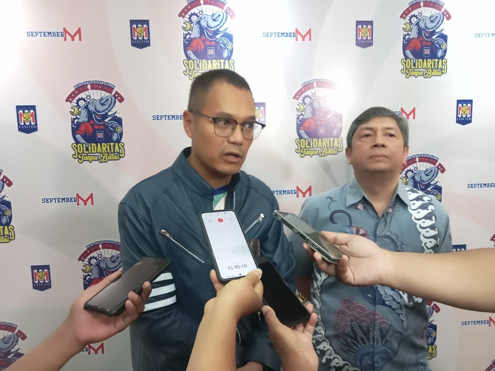 Ketua Alumni Ikatan Alumni Teknik Mesin ITB Rilly Christian Hutabarat dan Dekan FTMD ITB, Hermawan Judawisastra. (SinPo.id/Tio)