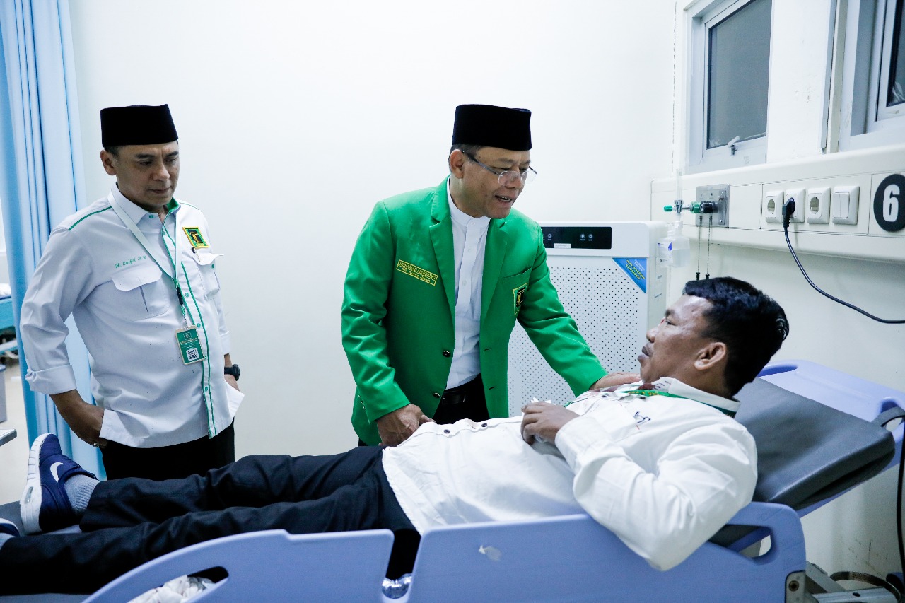 Muhamad Mardiono bersama dengan jajaran DPP PPP menjenguk korban luka-luka akibat kericuhan di Muktamar X PPP di rumah sakit. (SinPo.id/Istimewa)