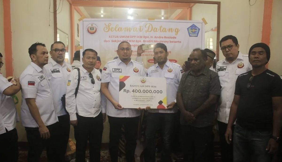 Ketua Umum DPP Ikatan Keluarga Minang (IKM) Andre Rosiade memberikan bantuan kepada perantau Minang di Yalimo. (SinPo.id/Antara)