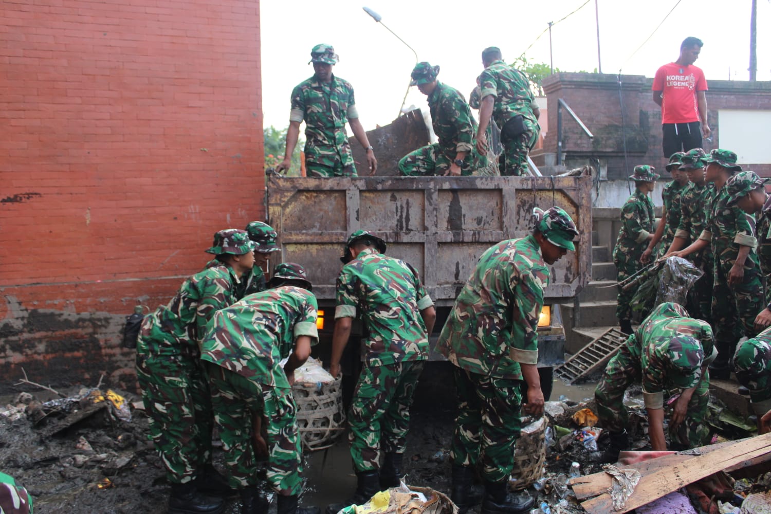 Kodam IX/Udayana Terjunkan Ratusan Prajurit Bantu Evakuasi dan Distribusi Bantuan (SinPo.id/Dispenad)