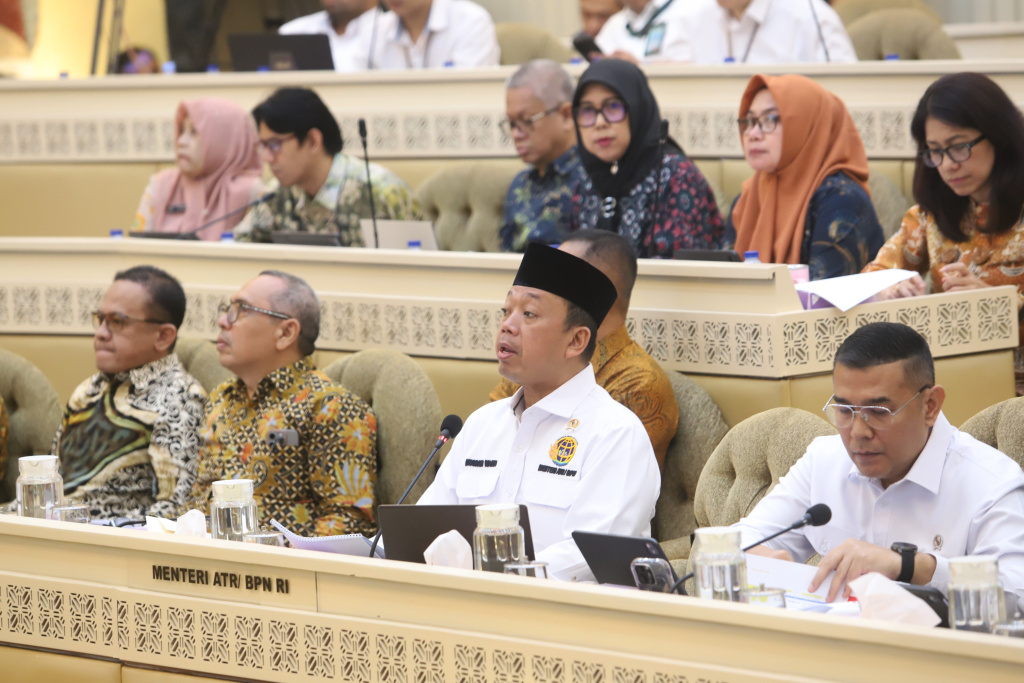 Komisi II DPR gelar raker dengan Menteri ATR/BPN Nusron Wahid membahas permasalahan pendaftaran HGU, HGB dan HPL (Ashar/SinPo.id)