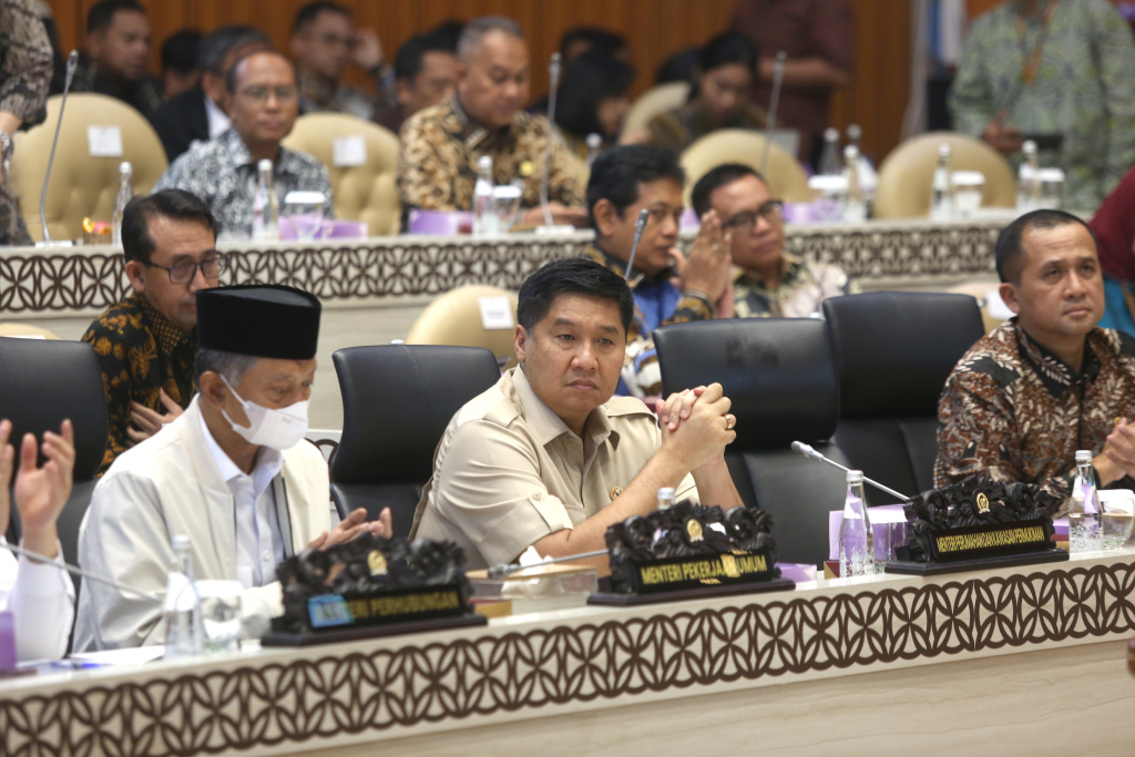 Komisi V DPR gelar raker dengan Menhub, MenPKP, dan MenTrans membahas Anggaran TA 2026 (Ashar/SinPo.id)