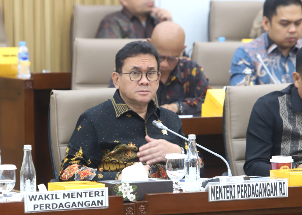 Komisi VI DPR menggelar raker dengan Mendag Budi Santoso dan Ketua BPKN Muhamma Mufti membahas anggaran 2026 (Ashar/SinPo.id)