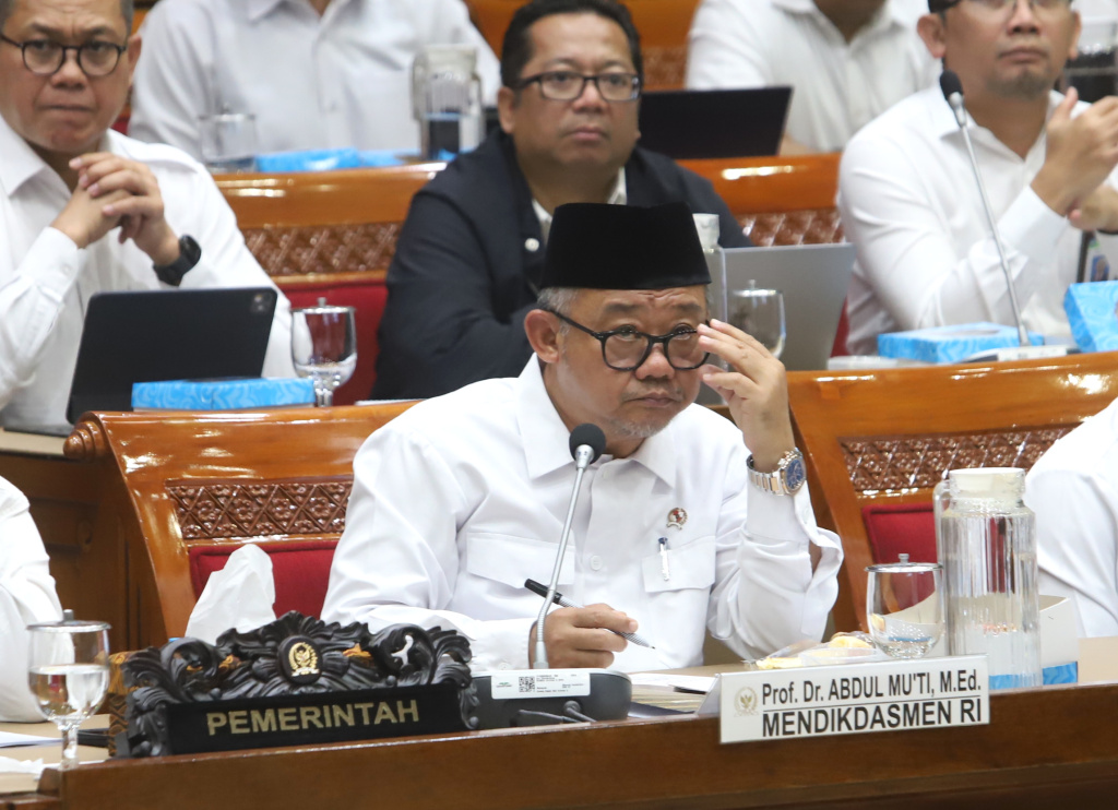 Komisi X DPR gelar raker dengan Mendikdasmen Prof Abdul Muti membahas penyesuaian Anggaran TA 2026 dari hasil pembahasan Banggar DPR (Ashar/SinPo.id)