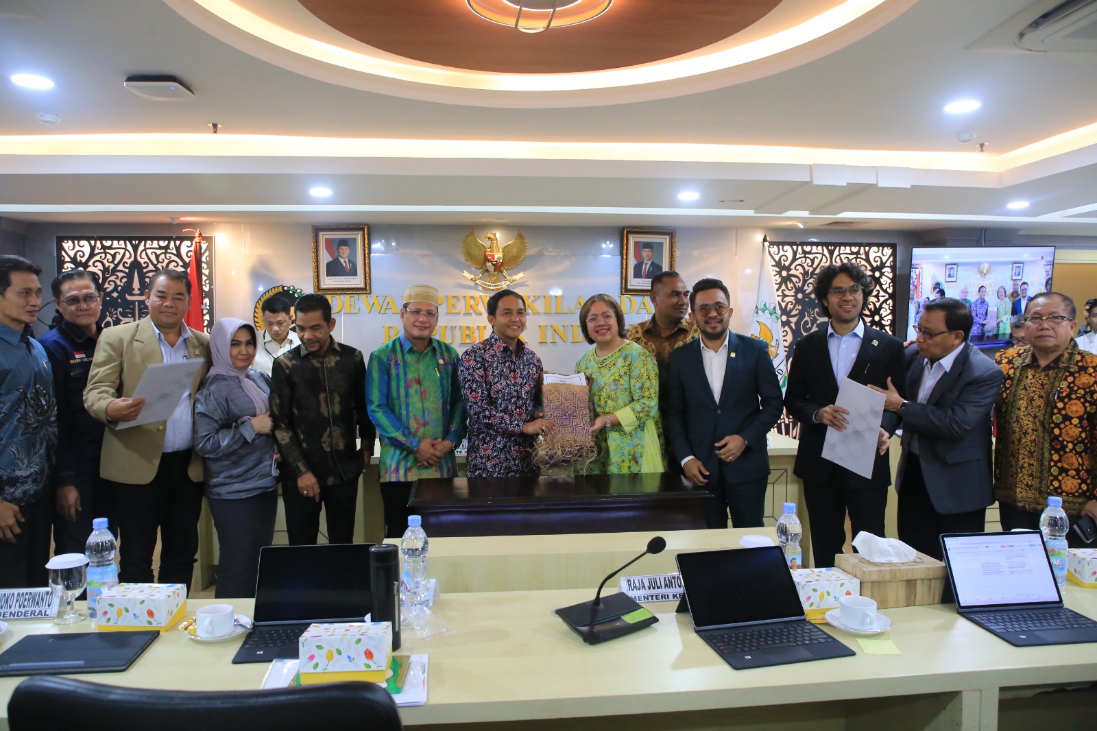 Komite II DPD menggelar raker dengan Menteri Kehutanan Raja Juli Antoni membahas pemulihan ekosistem konservasi hutan (Ashar/SinPo.id)