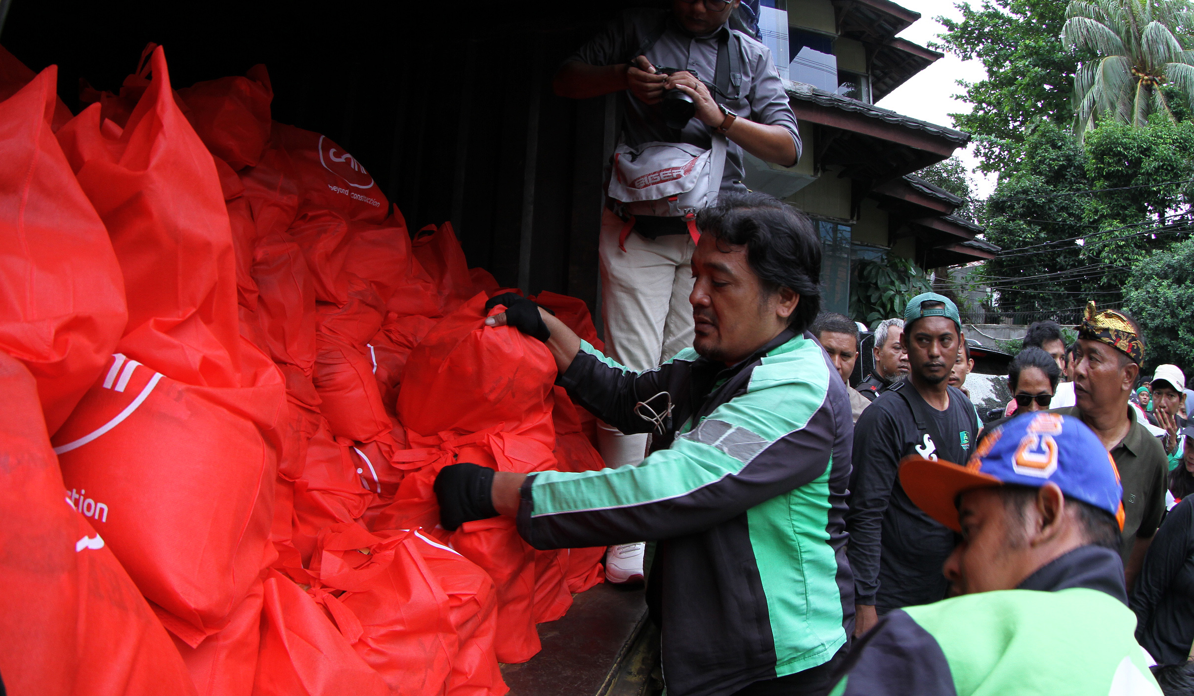 Pembagian paket sembako untuk ojol. (Agus Priatna/SinPo.id)