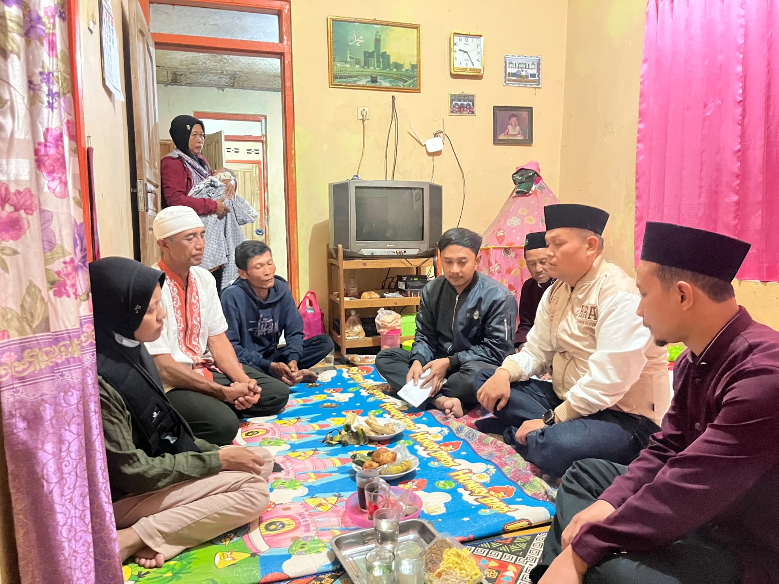 H. Rokhmat Ardiyan temui keluarga bayi bocor jantung di Sidamulya (Sinpo.id/Tim Media)