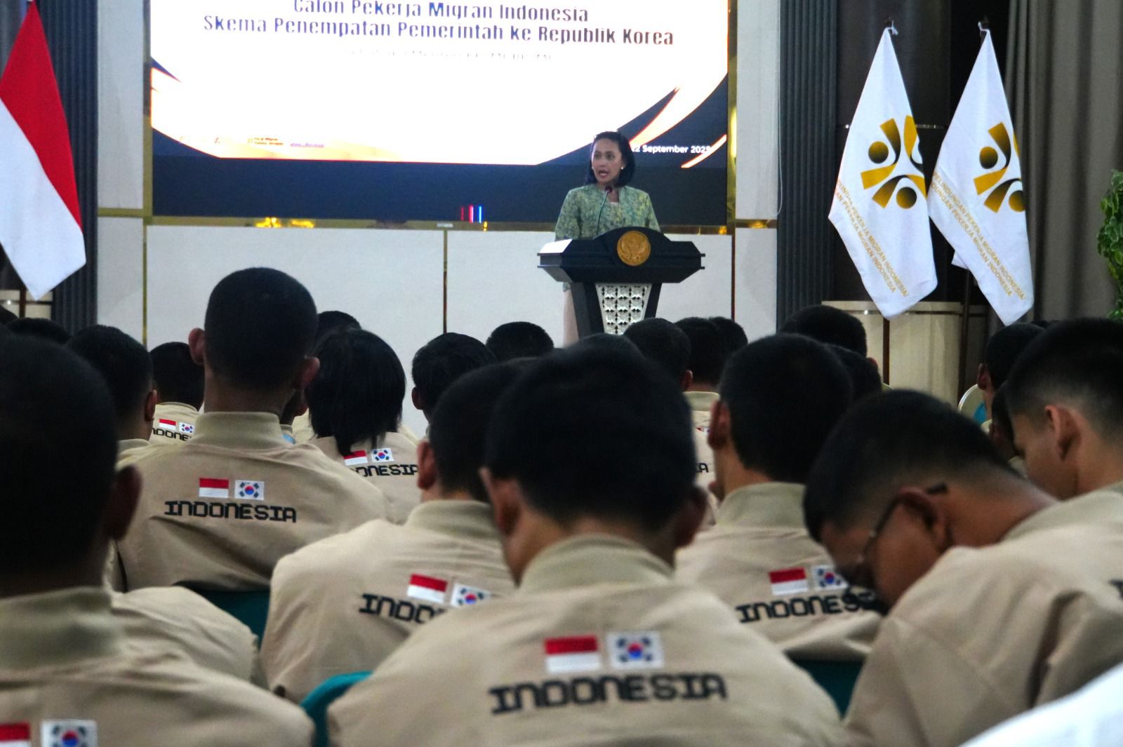 Wamen P2MI Christina Aryani melepas keberangkatan ratusan PMI ke Korsel. (SinPo.id/dok. KP2MI)