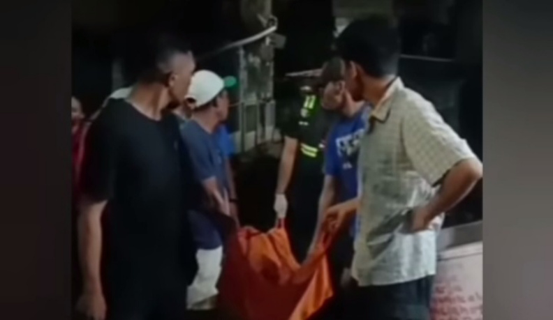 Korban saat dievakuasi di kosnya di Ciracas (SinPo.id/Tangkapan layar)