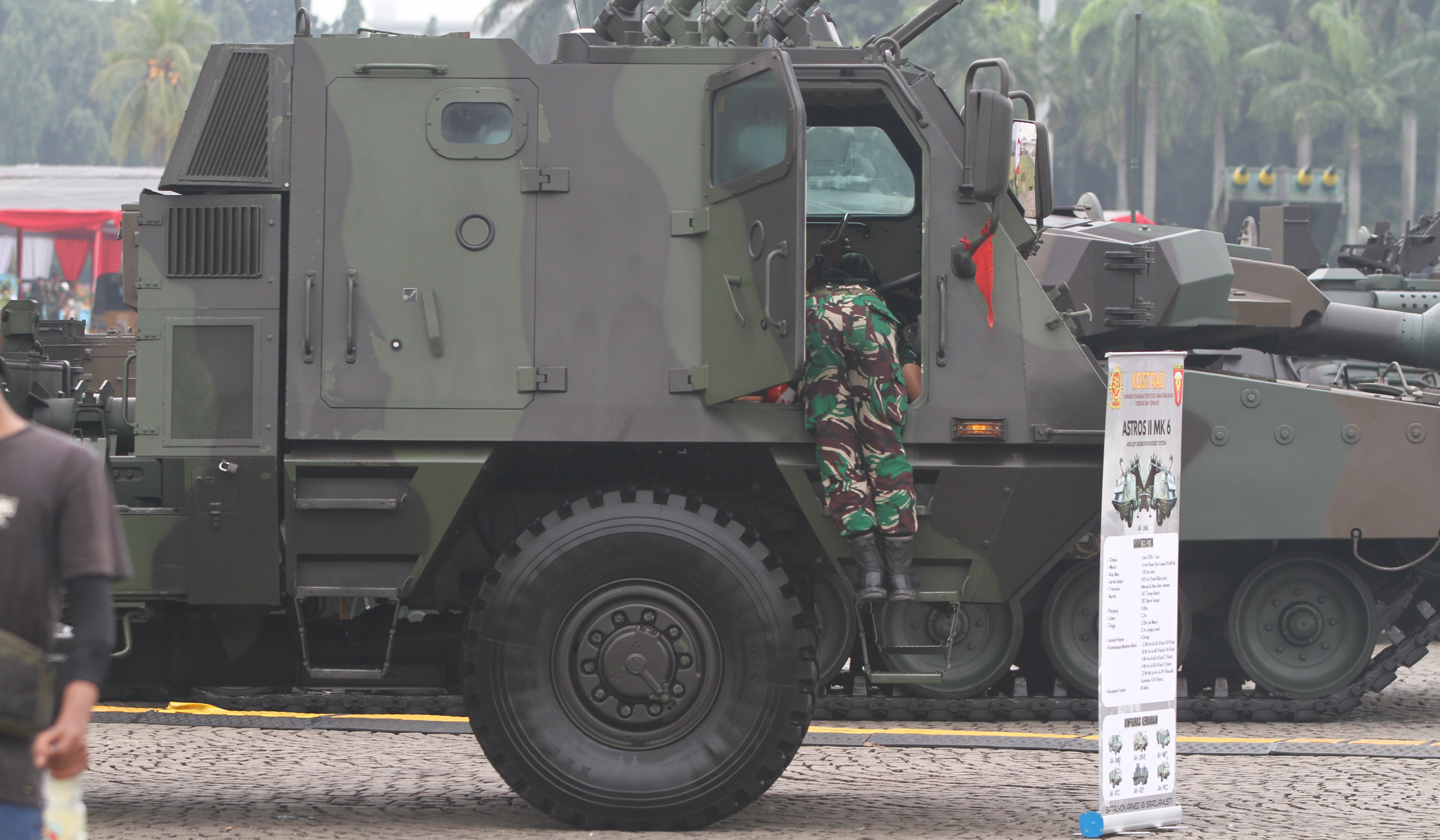 Persiapan TNI Fair 2025 di Monas. (Agus Priatna/SinPo.id)