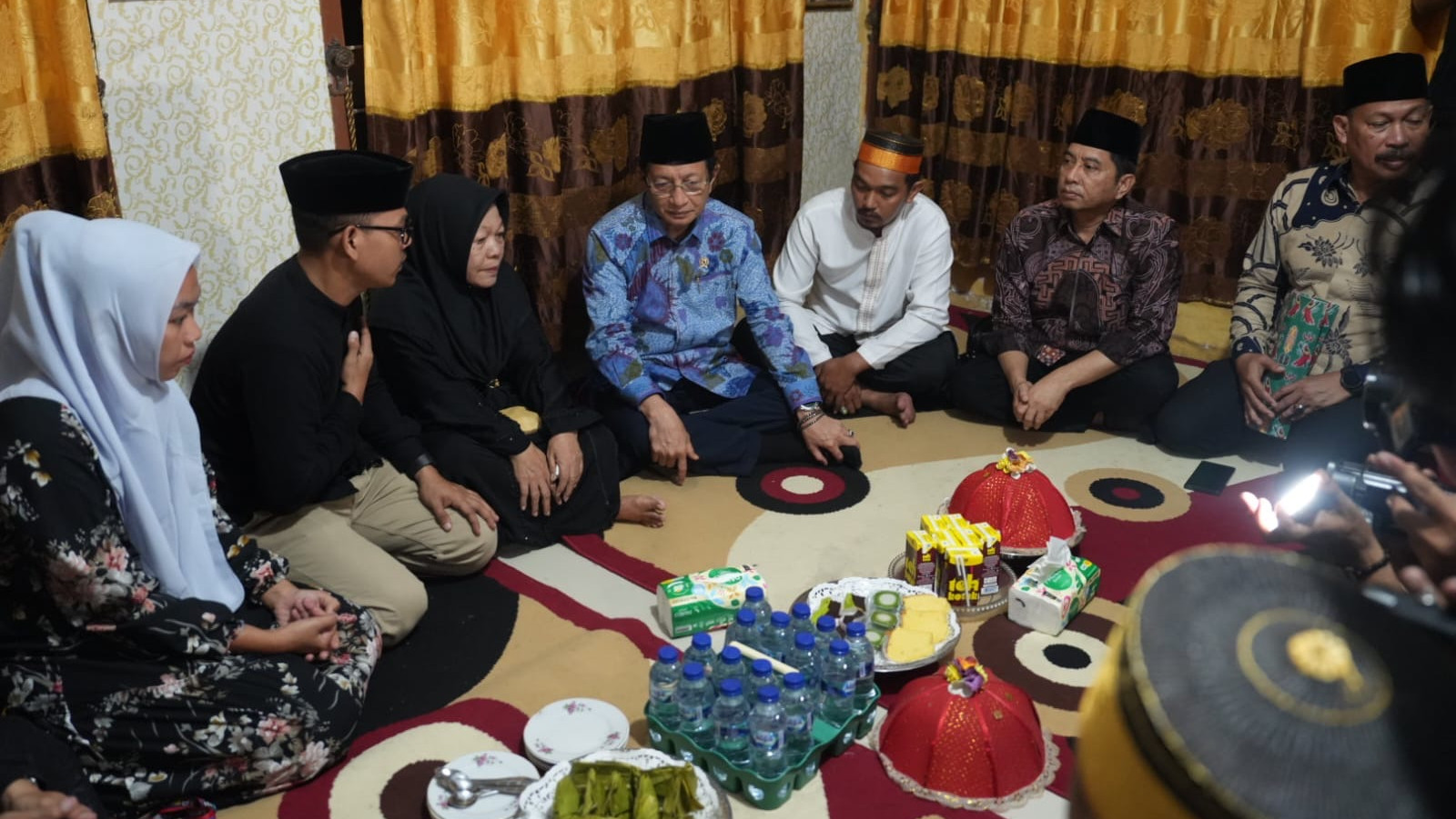 Menteri Agama Nasaruddin Umar mengunjungi rumah duka korban wafat kebakaran gedung DPRD Kota Makassar (dok.Kemenag)