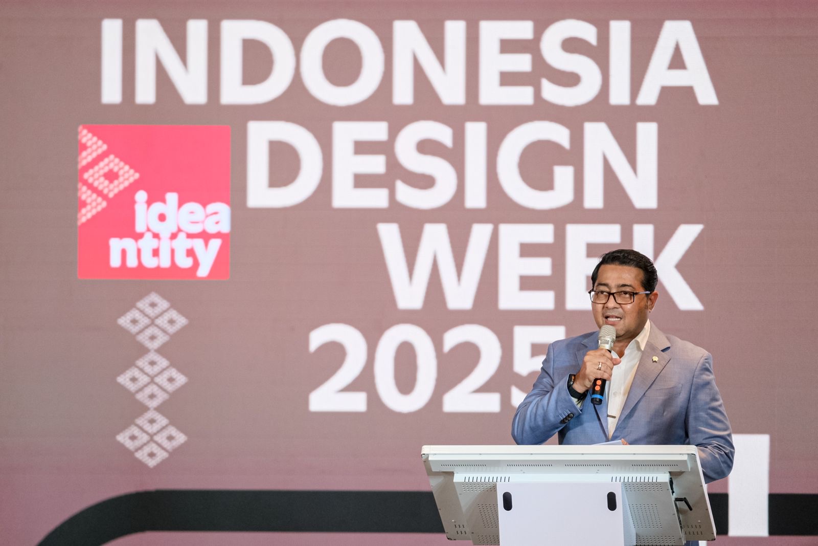 Menekraf Teuku Riefky Harsya membuka Indonesia Design Week (IDW) 2025 di Clubhouse IDD PIK 2, Tangerang. (SinPo.id/Kemenekraf)