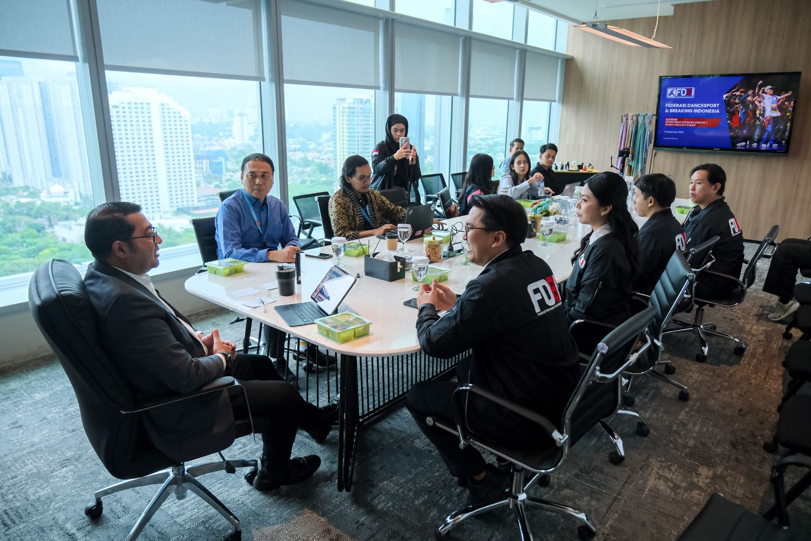 Menekraf Teuku Riefky Harsya menerima audiensi dari Federasi Dancesport dan Breaking Indonesia (FDBI) di Autograph Tower, Jakarta pada Kamis, 11 September 2025. (SinPo.id/Kemenekraf)
