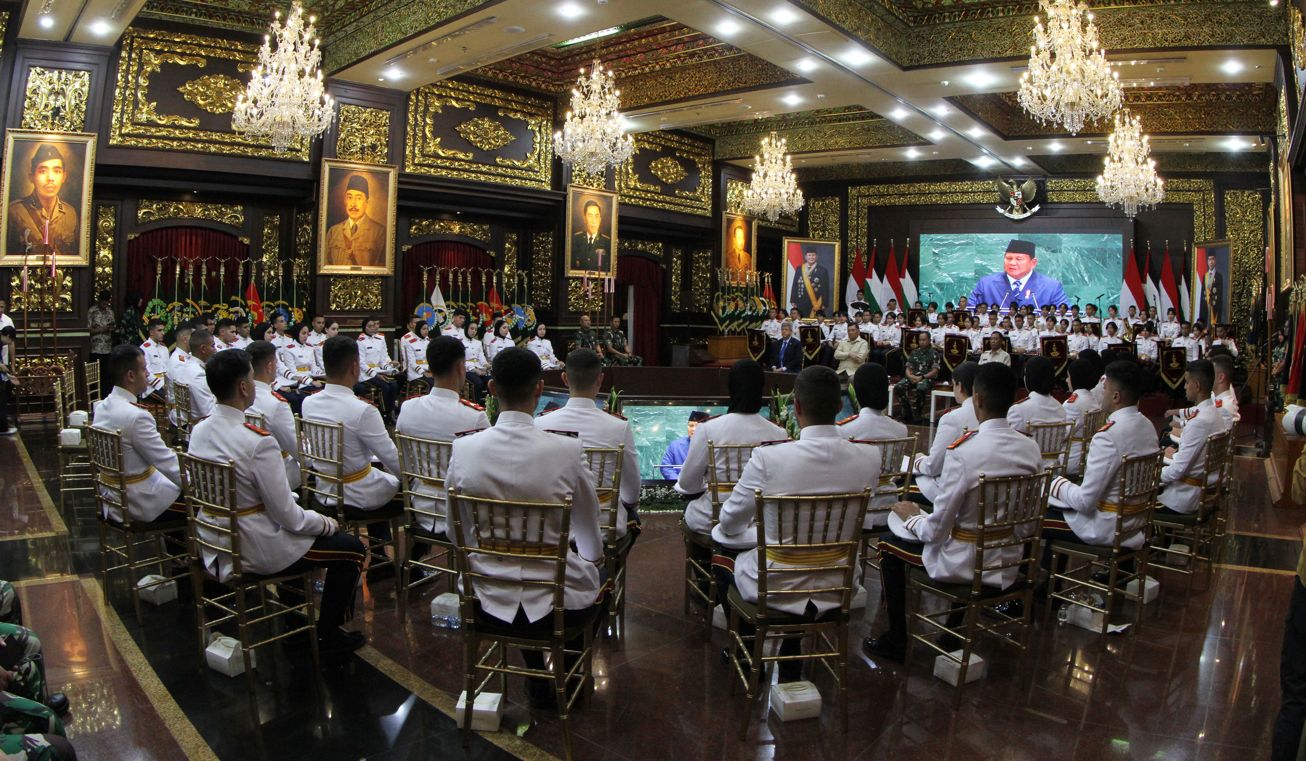 Menhan Sjafrie Sjamsoeddin, saat menghadiri tatap muka dengan para kadet Universitas Pertahanan (Unhan) asal Palestina di Gedung Kementerian Pertahanan, Jakarta. (Agus Priatna/SinPo.id)