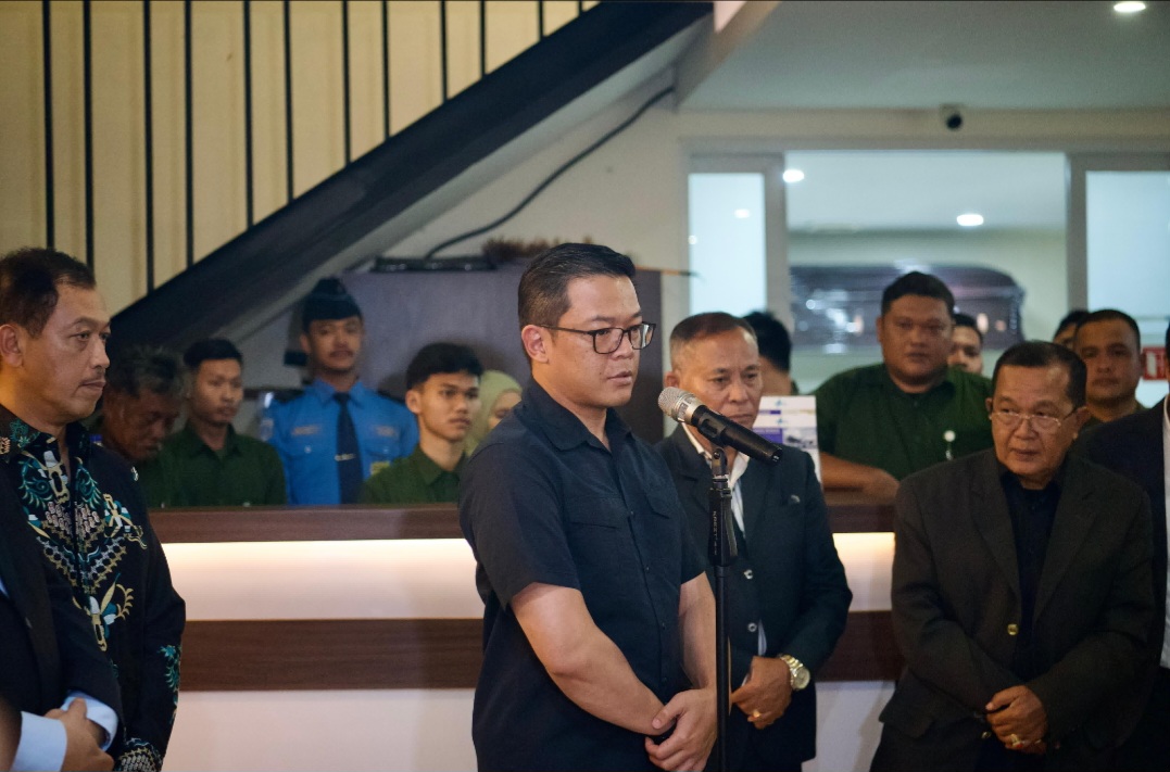 Menlu Sugiono Jemput Langsung Kepulangan Jenazah Zetro dari Peru di Bandara Soetta (SinPo.id/Tim Media)