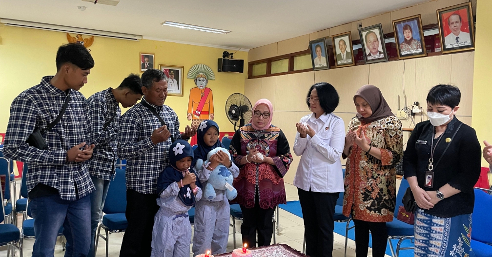 Korban saat bertemu ayah kandung dan kembarannya (SinPo.id/Dok.Polri)