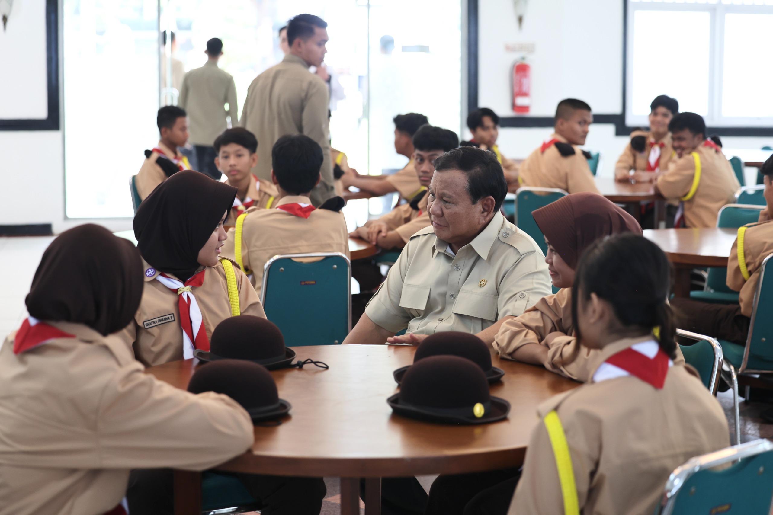 Momen Prabowo Merasakan Suasana Belajar Siswa Sekolah Rakyat (SinPo.id/Tim media)