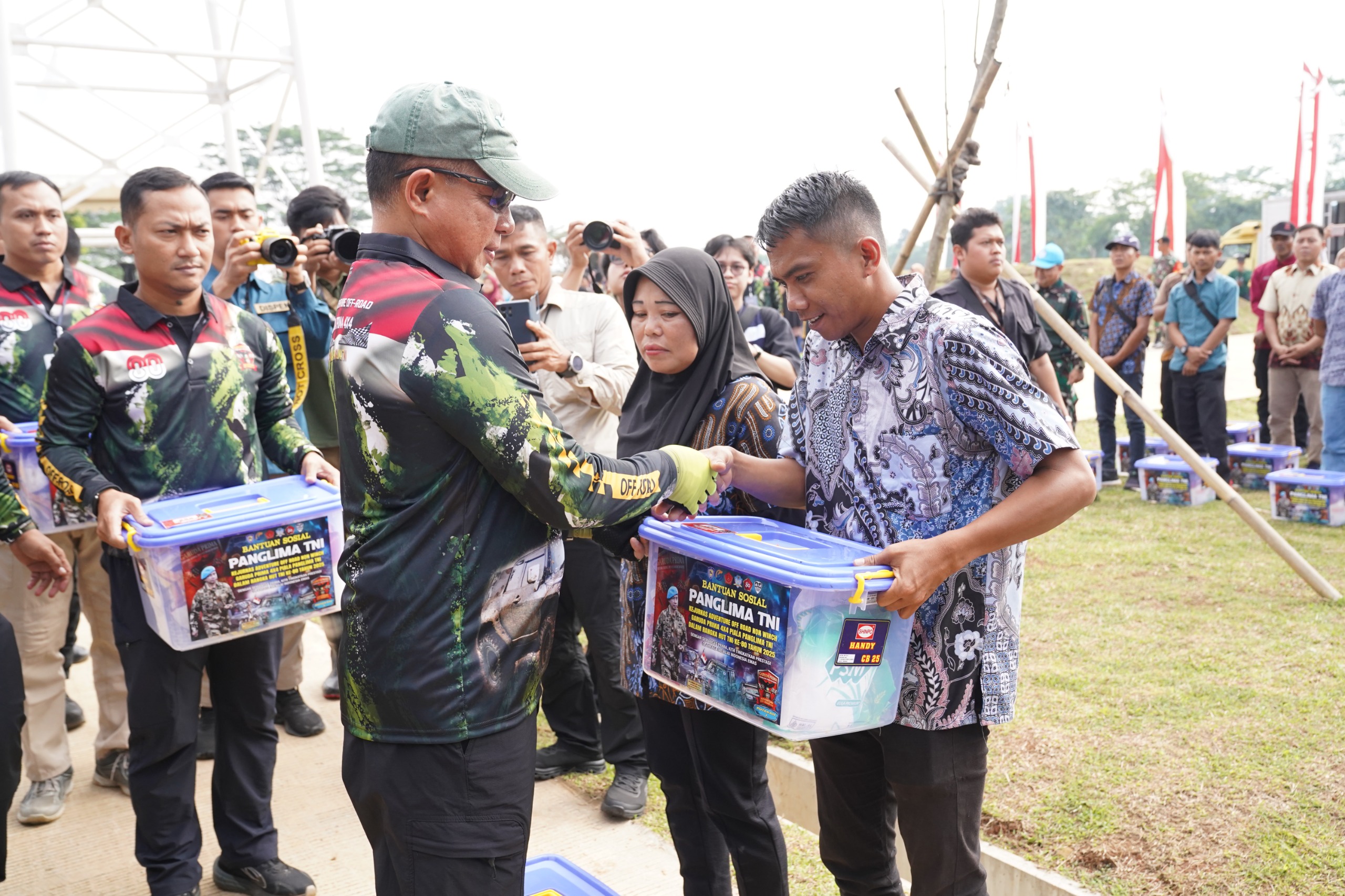Panglima TNI Jenderal Agus Subiyanto salurkan bansos di Bogor (SinPo.id/ Ashar)