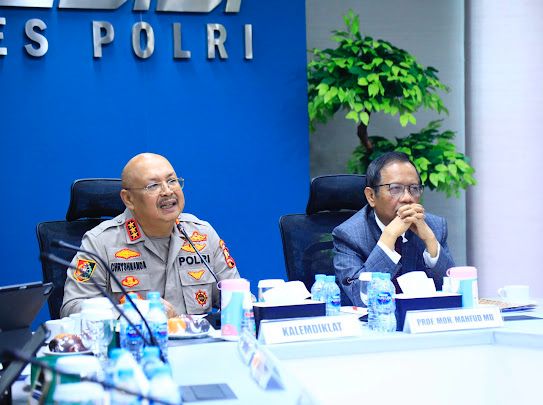 Komjen Pol Dr Chryshnanda Dwilaksana (kiri) dan mantan Menkopolhukam Mahfud MD (SinPo.id/Dok.Polri)