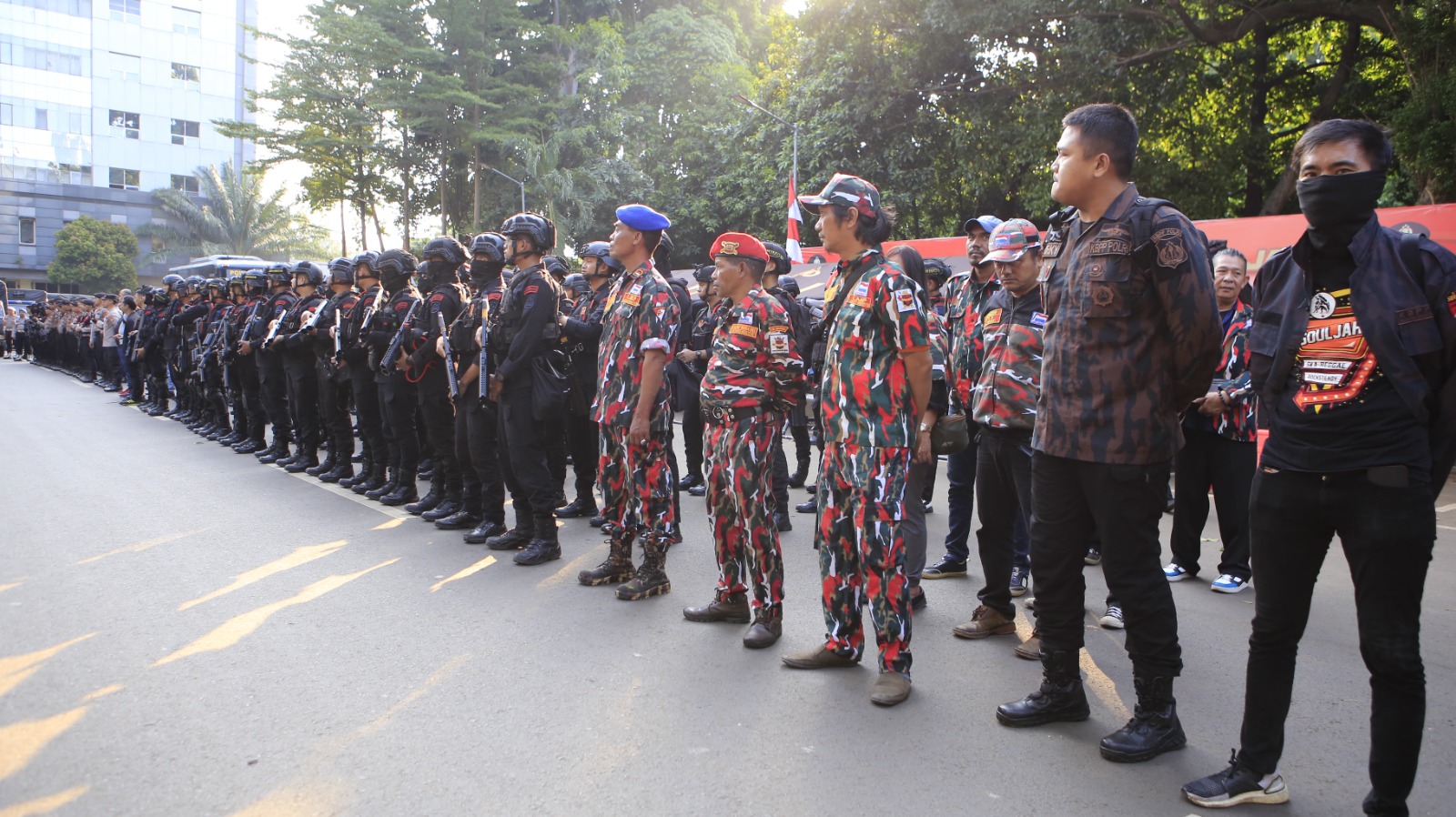 Personel Polda Metro Jaya dan Ormas gelar patroli skala besar (SinPo.id/ Humas Polda Metro Jaya)