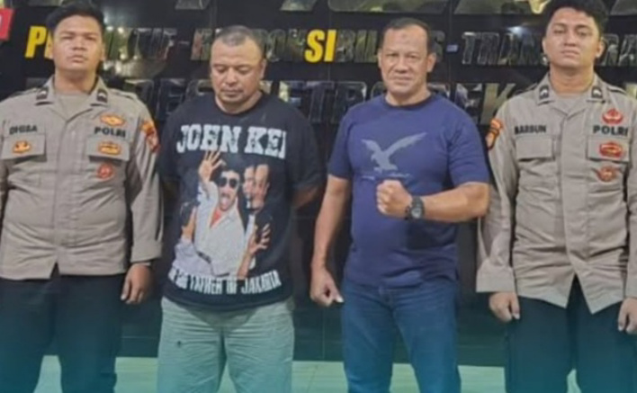 Pelaku penganiayaan kurir [Kece] saat menyerahkan diri (SinPo.id/Tangkapan layar)