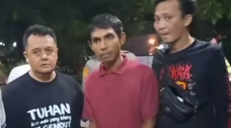 Pelaku penganiayaan satpam lansia (kaos merah) (SinPo.id/Tangkapan layar)