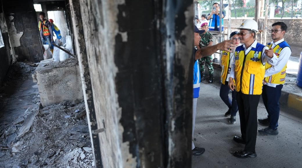 Menteri PU meninjau fasilitas publik yang dirusak saat unjuk rasa. (SinPo.id/dok. KemenPU)