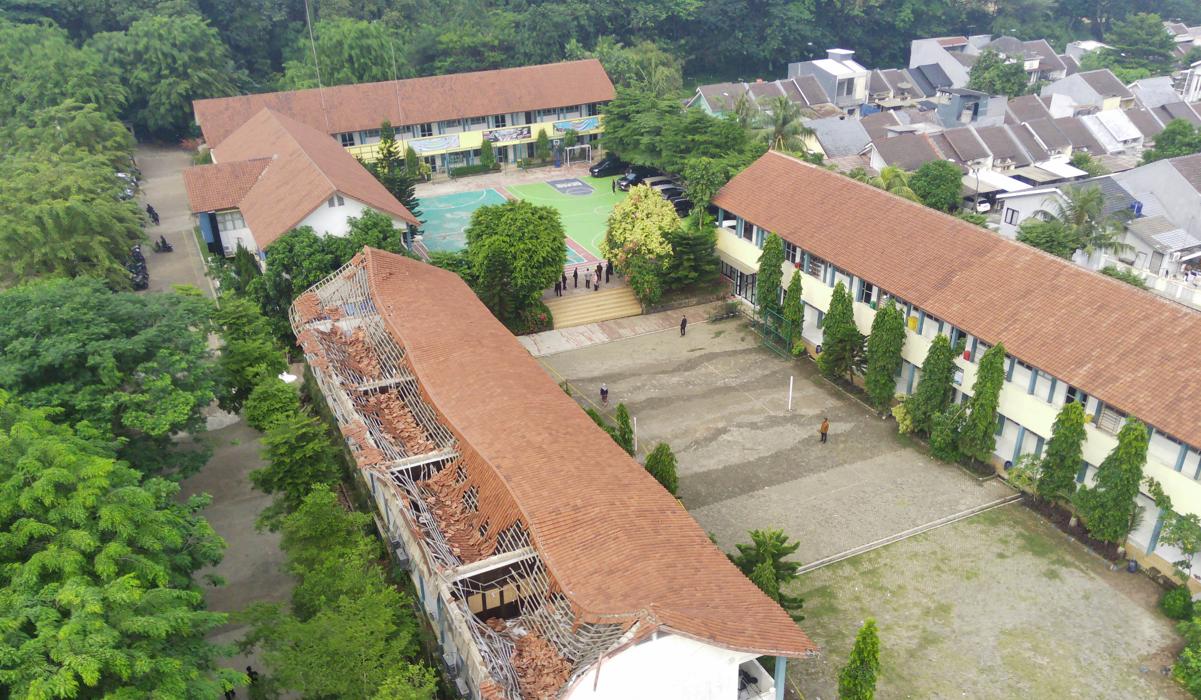 Atas sekolah ambruk di SMKN 1 Cileungsi, Bogor. (Agus Priatna/SinPo.id)