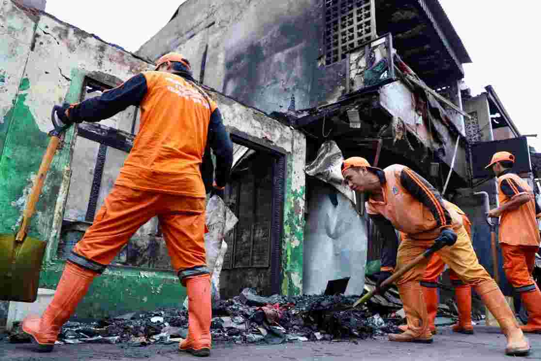 Penanganan kebakaran di Kelurahan Tangki, Kecamatan Tamansari, Jakarta Barat, pada Selasa, 30 September 2025. (SinPo.id/Pemprov DKI Jakarta)