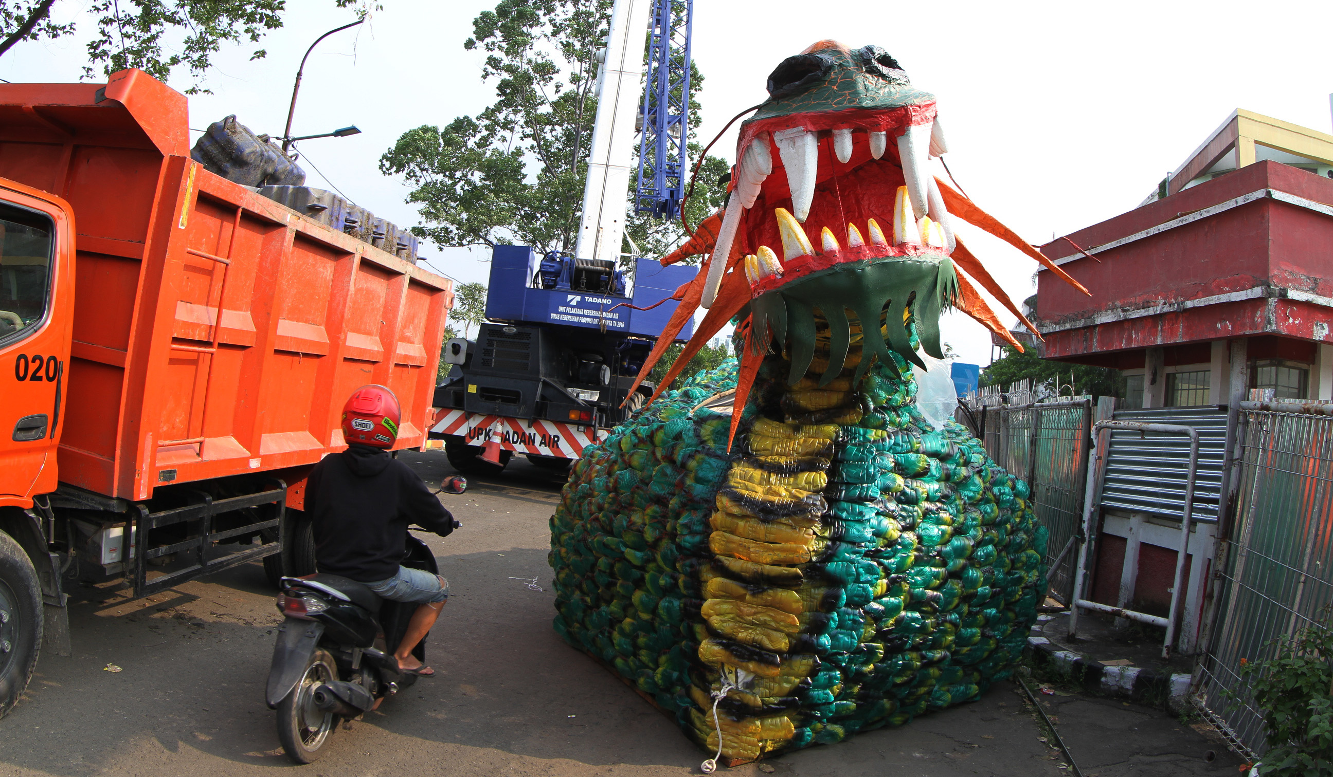 Petugas lakukan persiapan Festival Perahu Cilung 2025. (Agus Priatna/SinPo.id)