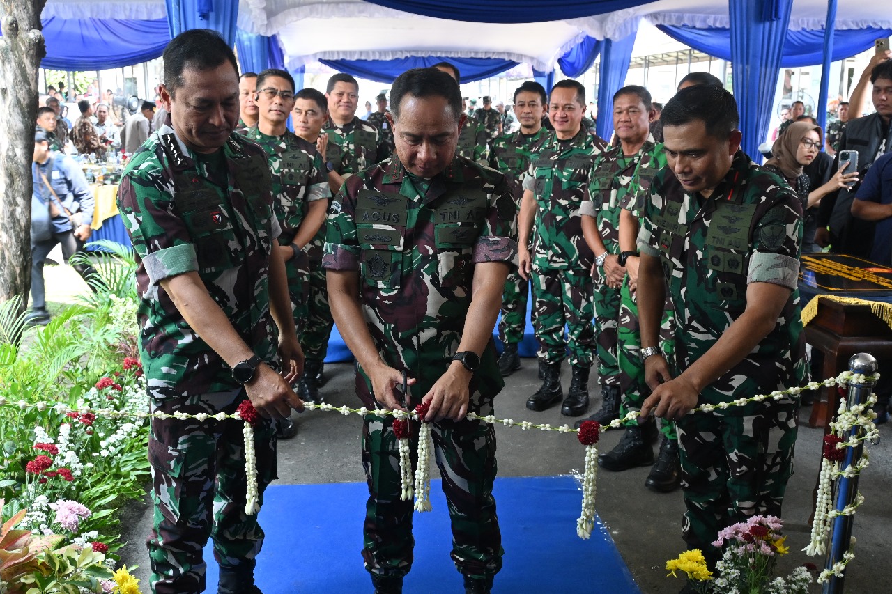 Panglima TNI Jenderal Agus Subiyanto resmikan SPPG TNI di Karanganyar (SinPo.id/ Puspen TNI)