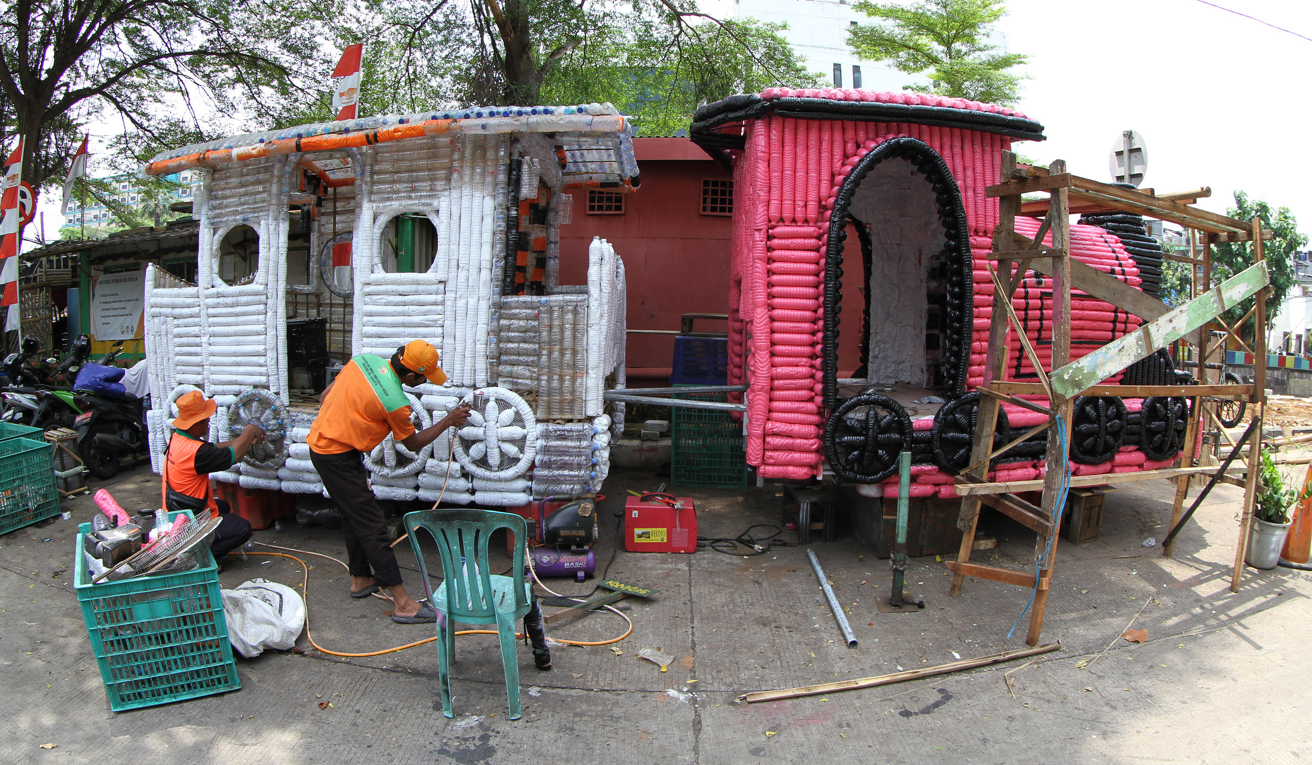 Pembuatan perahu dari botol plastik. (Agus Priatna/SinPo.id)