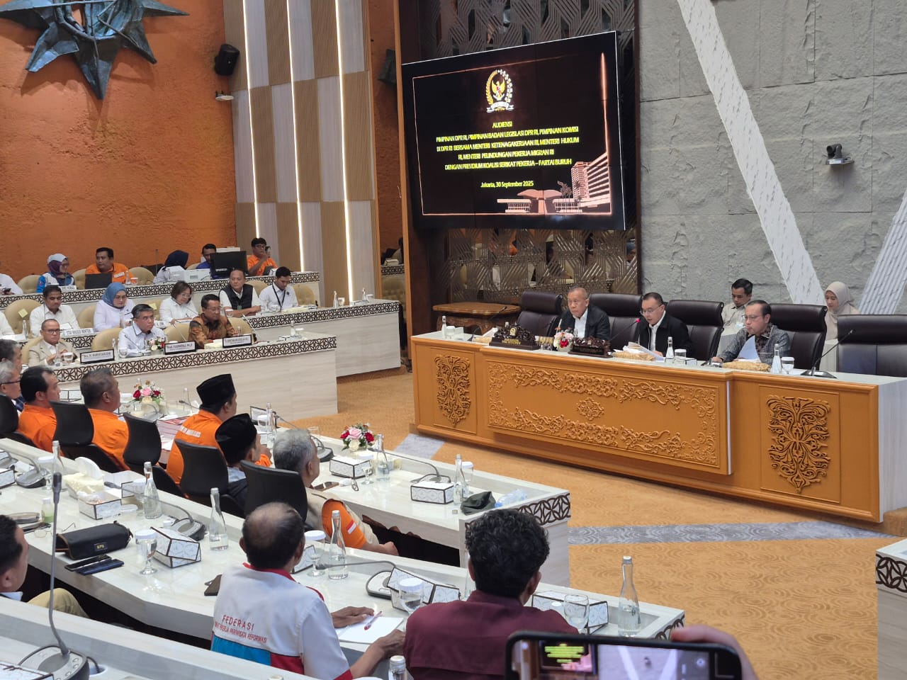 Pimpinan DPR RI menggelar audiensi dengan Koalisi Presidium Serikat Pekerja Partai Buruh. (SinPo.id/Galuh Ratnatika)