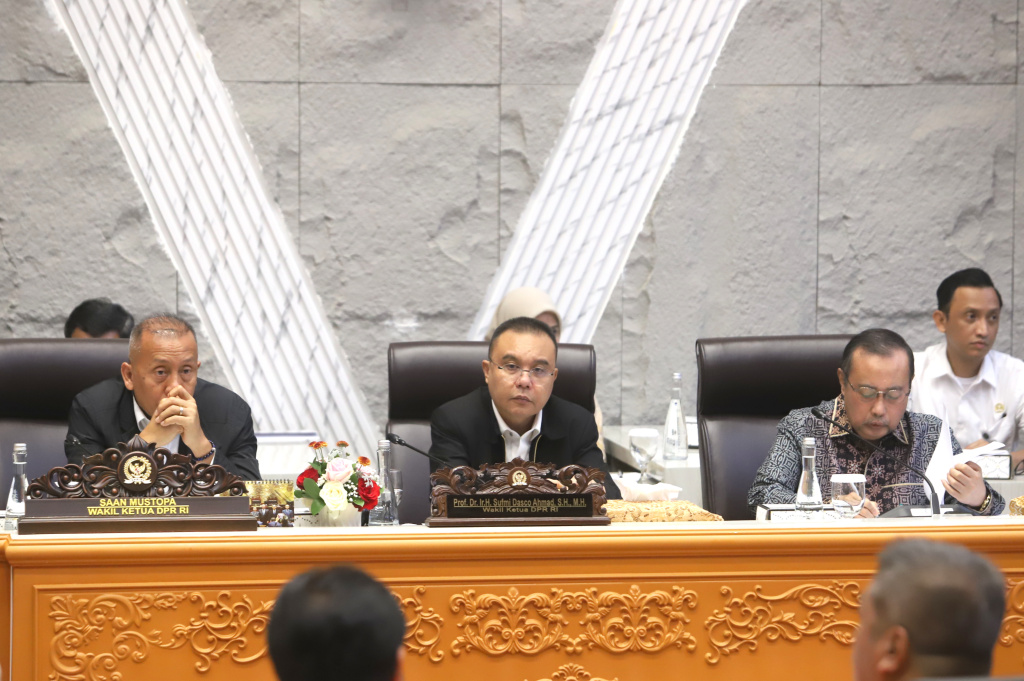 Pimpinan DPR Prof Sufmi Dasco Ahmad menerima audiensi dari Koalisi Serikat Pekerja (KSP) dan Partai Buruh membahas RUU Ketenagakerjaan (Ashar/SinPo.id)