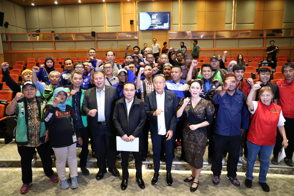 Pimpinan DPR Prof Sufmi Dasco menerima audiensi serikat pekerja angkutan Indonesia (Ashar/SinPo.id)