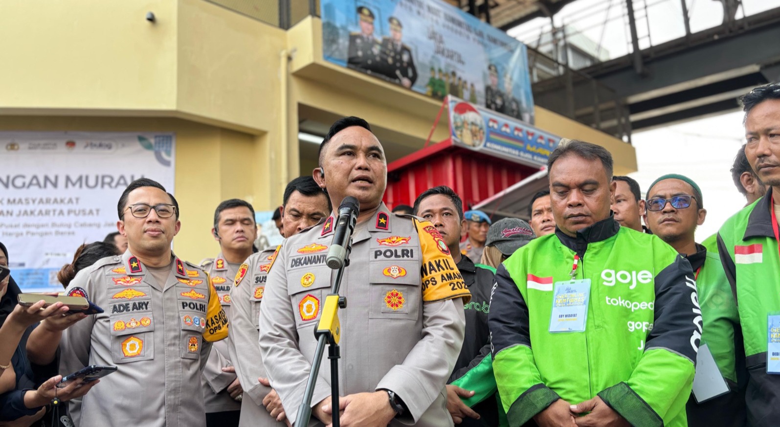 Wakapolda Metro Jaya bersama komunitas ojol (SinPo.id/Dok.PMJ)
