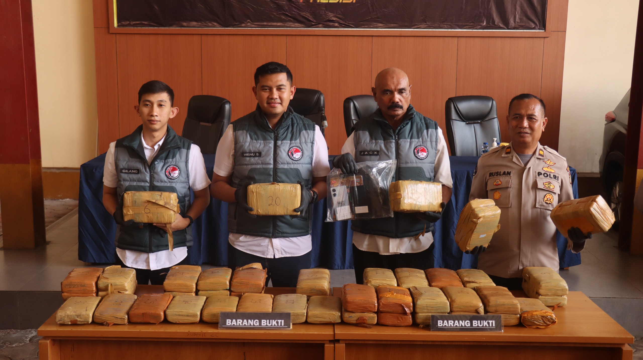Barang bukti narkoba jenis ganja disita (SinPo.id/Dok.Polres Jakpus)