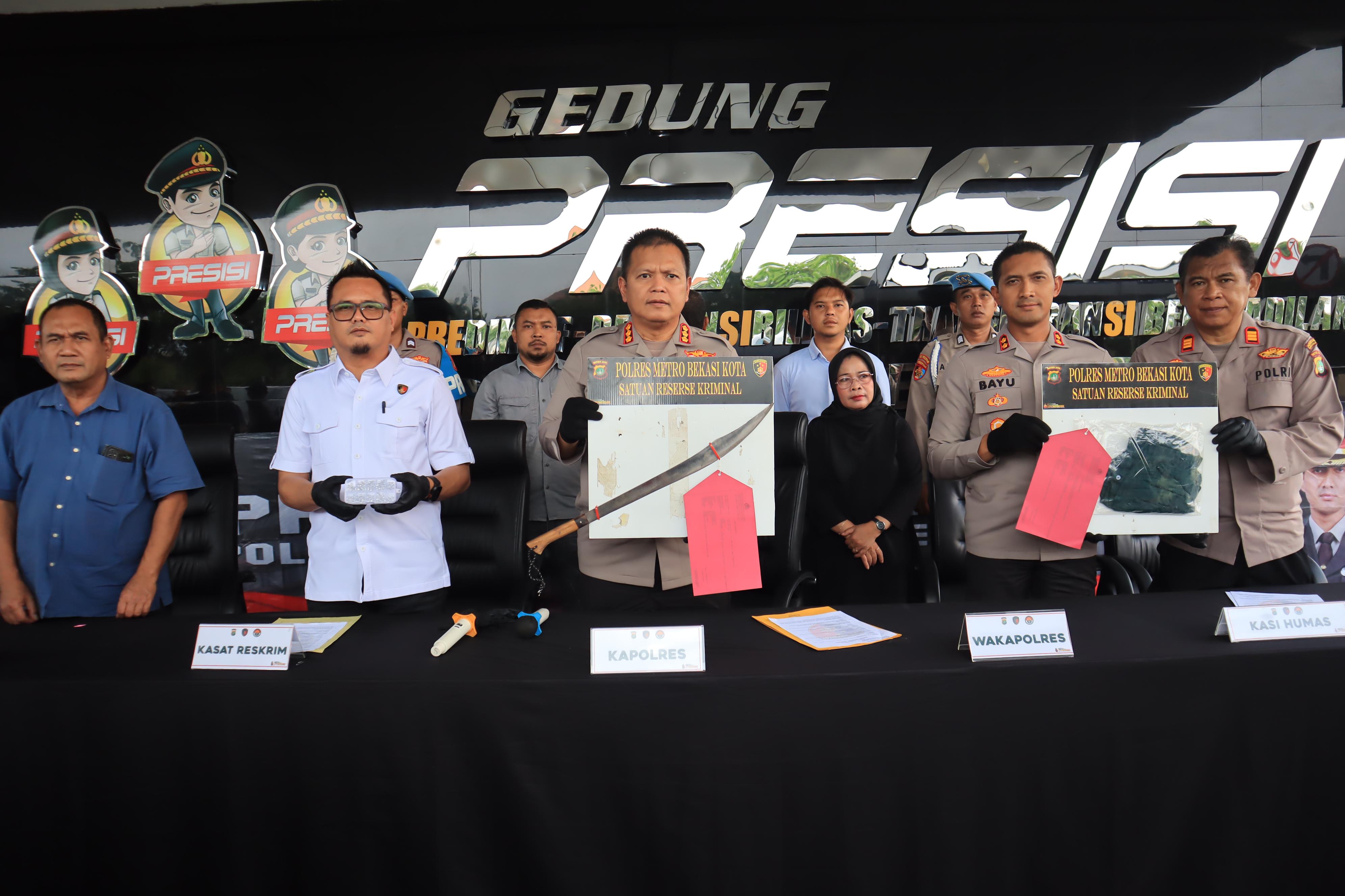 Konferensi pers penganiayaan kurir di Bekasi (SinPo.id/Dok.Polres Bekasi Kota)