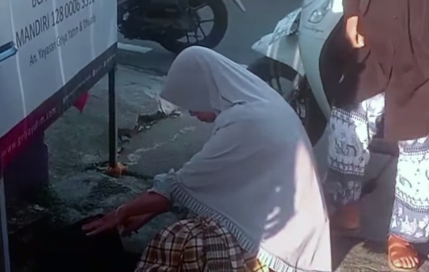 Warga saat menemukan bayi di dalam tas warna hitam (SinPo.id/Tangkapan layar)