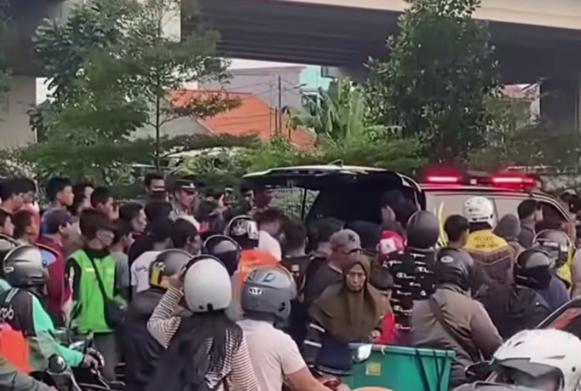 Mayat tanpa identitas saat dievakuasi di aliran Kalimalang (SinPo.id/Tangkapan layar)