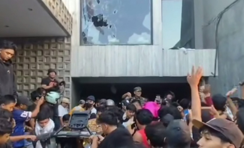 Penjarahan di rumah Ahmad Sahroni (SinPo.id/Tangkapan layar)