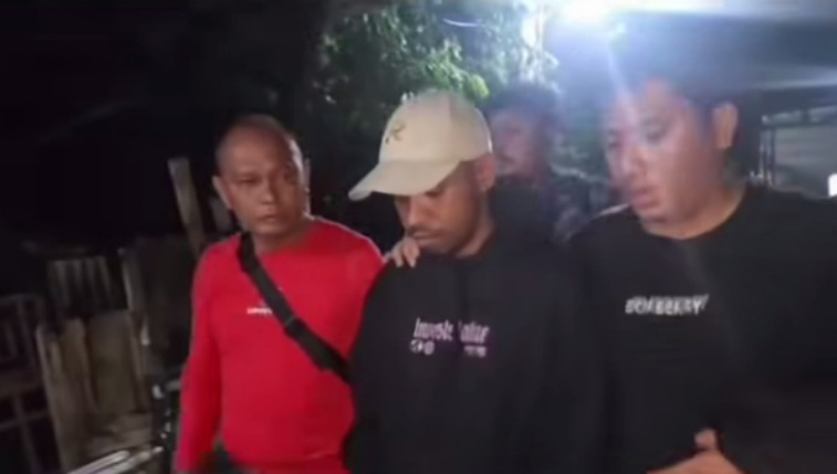 Pelaku (tengah) saat ditangkap (SinPo.id/Tangkapan layar)