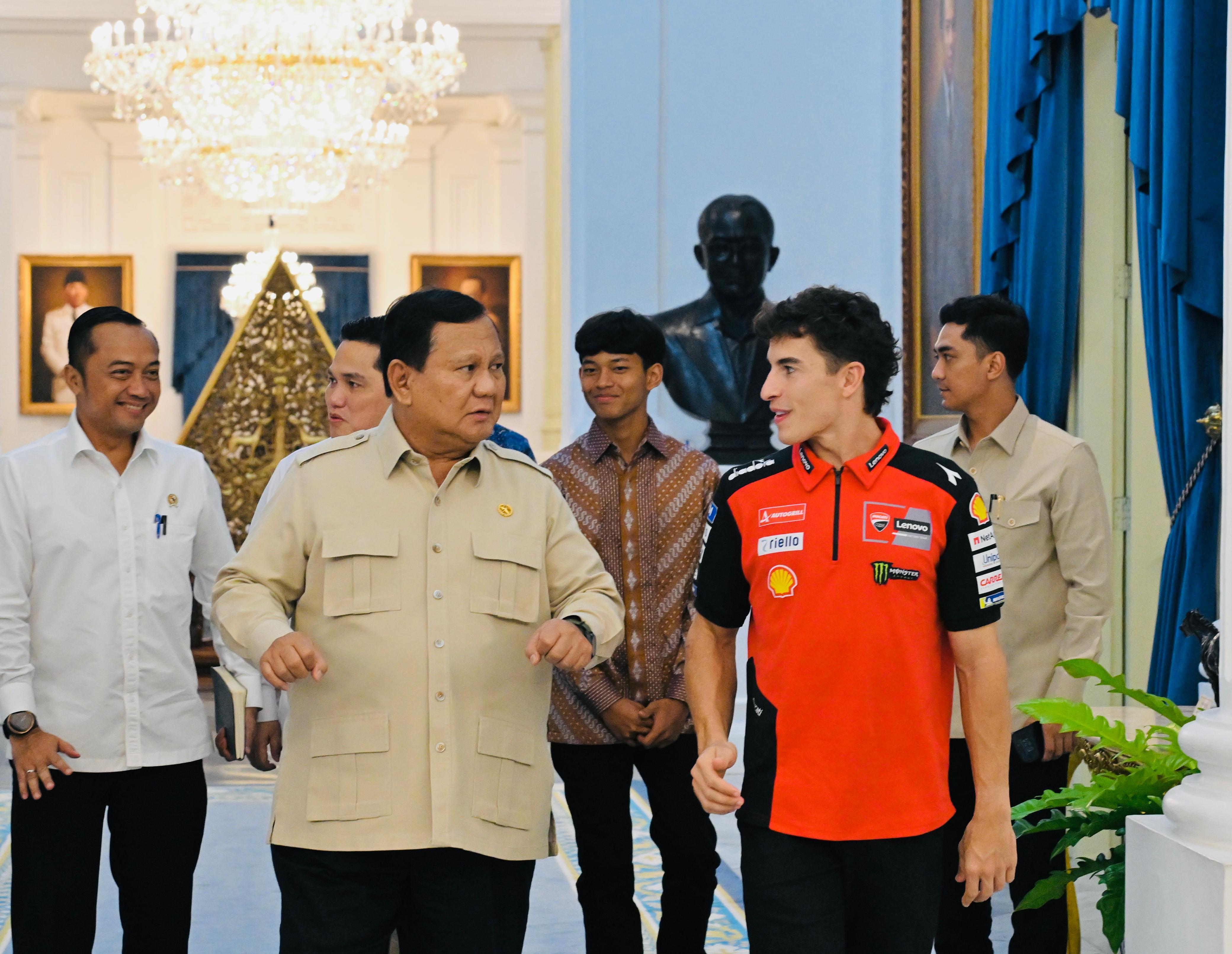 Presiden Prabowo Terima Kunjungan Juara Dunia MotoGP Marc Marquez dan Dua Pembalap Muda Indoensia di Istana Merdeka (SinPo.id/Setpres)