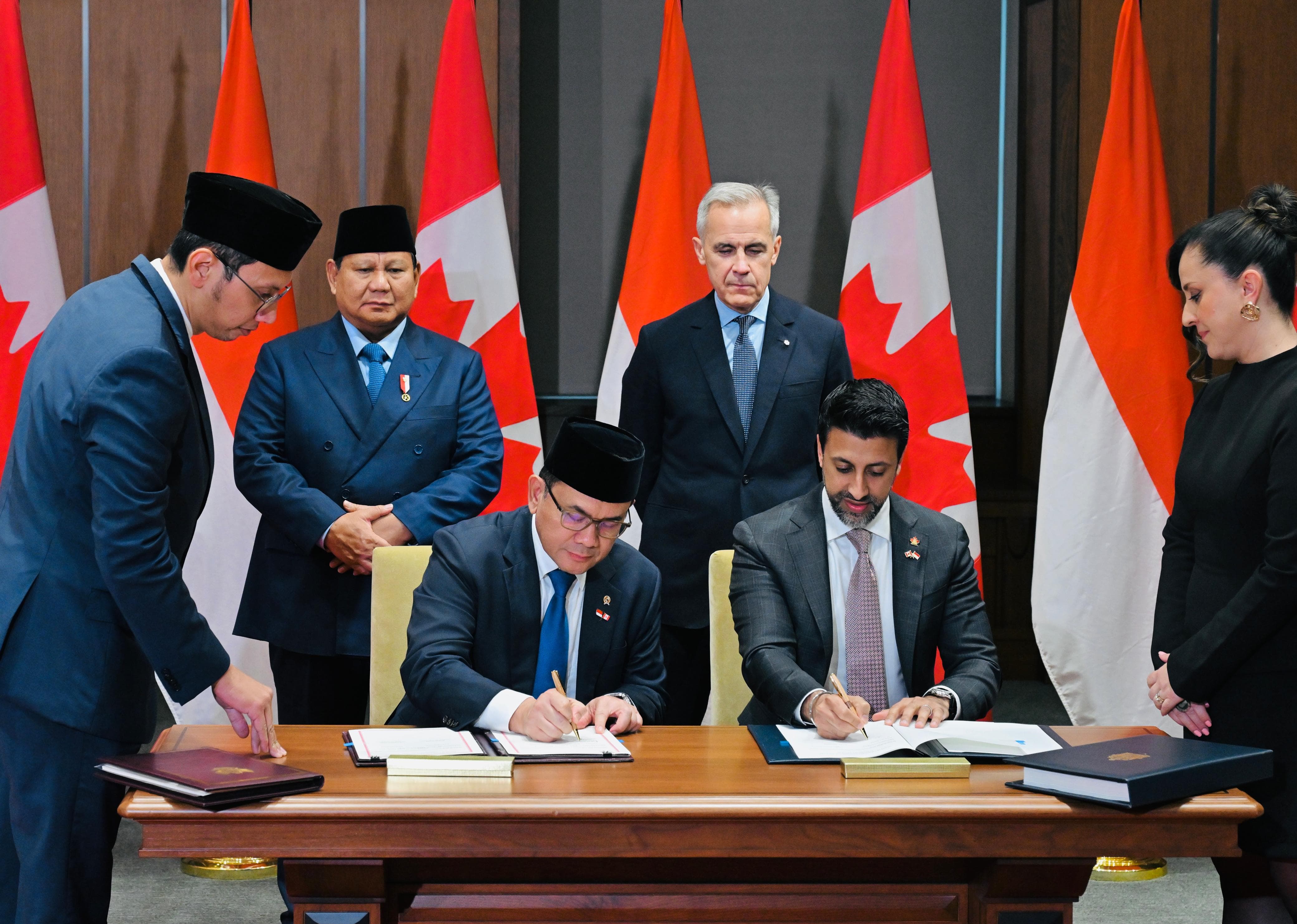 Presiden RI Prabowo Subianto dan PM Kanada Mark Carney menyaksikan penandatanganan Nota Kesepahaman antara Indonesia dan Kanada. (SinPo.id/Sekretariat Presiden)