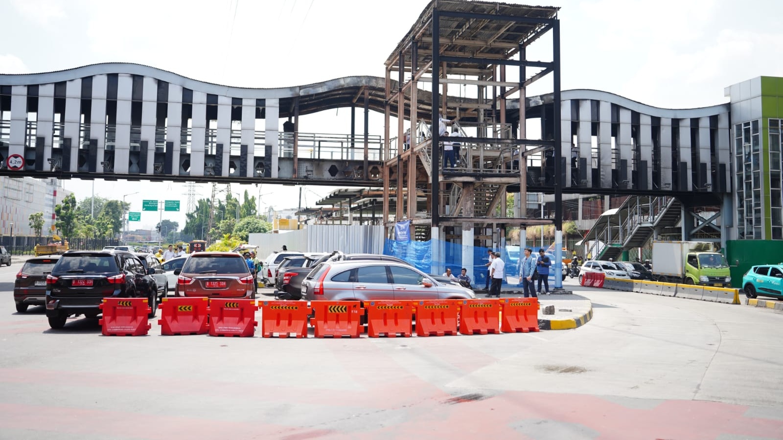 Ilustrasi perbaikan JPO di Pasar Senen. (SinPo.id/dok. KemenPU)