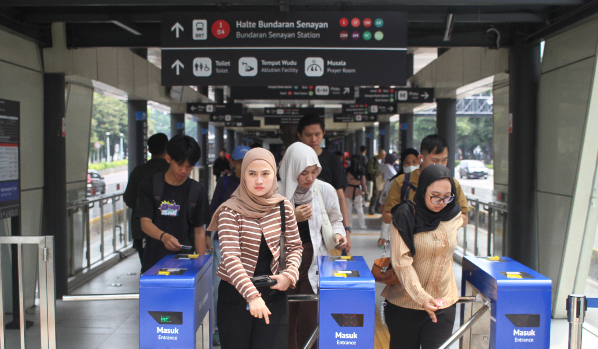 Penumpang di Halte Bundaran Senayan. (Agus Priatna/SinPo.id)