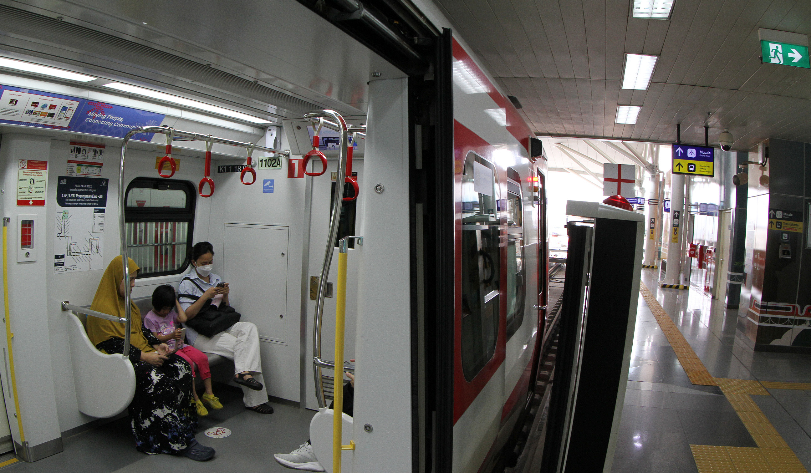 Penumpang saat berada didalam gerbong LRT Jakarta. (Agus Priatna/SinPo.id)