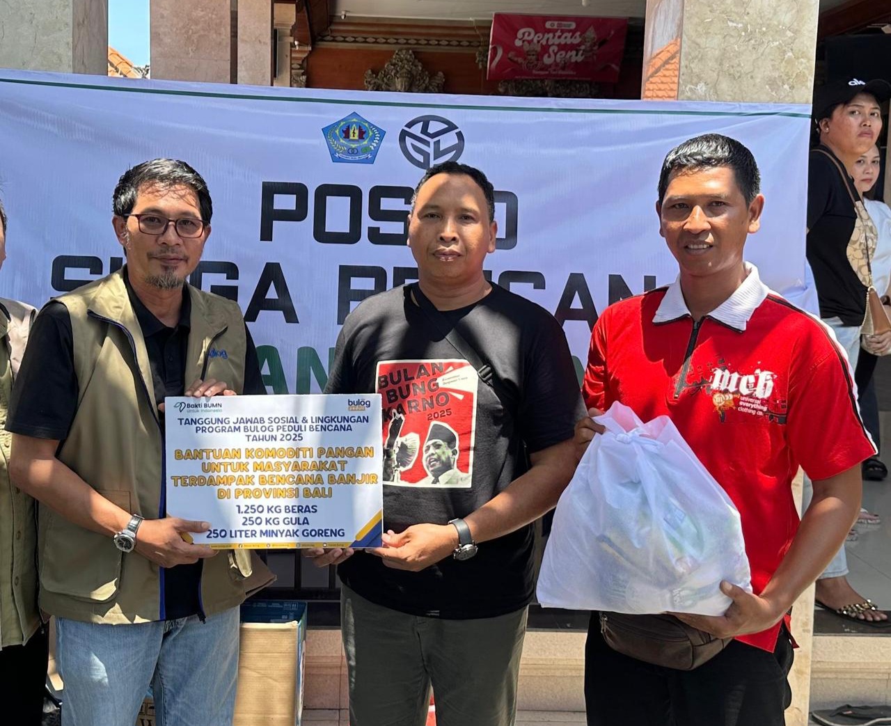 BULOG Bagikan Bantuan dan Buka Dapur Umum bagi Korban Banjir Bali (SinPo.id/Dok. Istimewa)