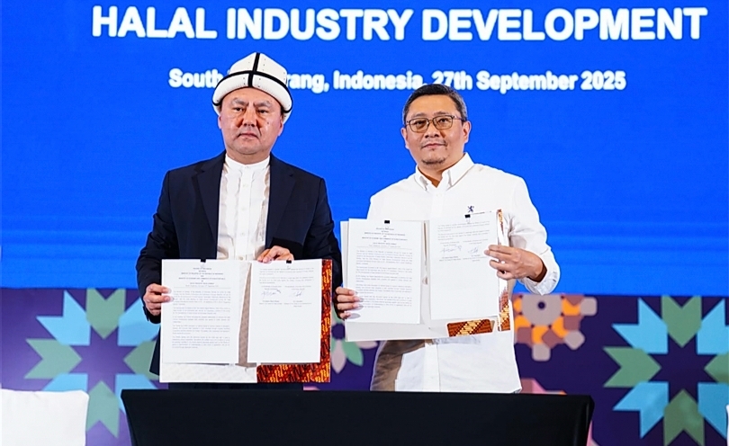 Kepala PPIH Kemenperin, Kris Sasono Ngudi Wibowo dan Direktur Pusat Pengembangan Industri Halal Republik Kirgizstan, A.D. Kaiyrbekov. (SinPo.id/dok. Kemenperin)