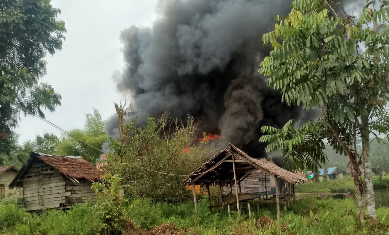 Rumah warga yang dibakar KKB di Distrik (SinPo.id/Dok.Polri)